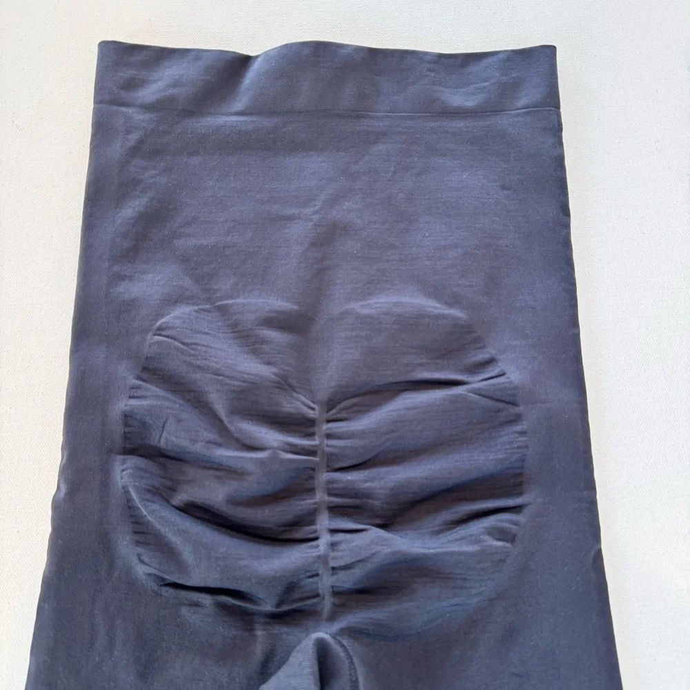 NWOT SKIMS Sz M Black High Waisted Tummy Control Shapewear Mid Thigh Shorts